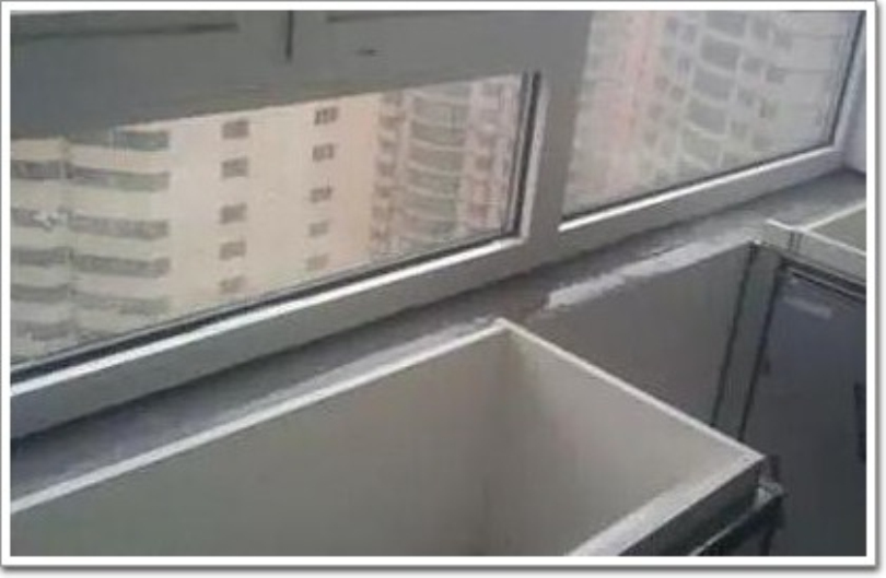圖為雨季窗戶漏水滲入室內